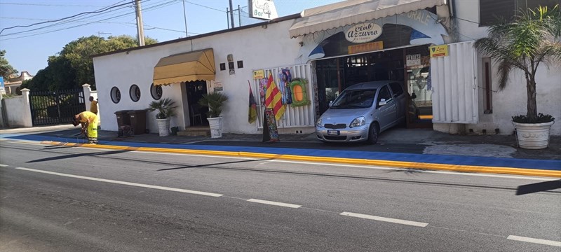 Il centro sportivo "recluso" nel cordolo della ciclabile 