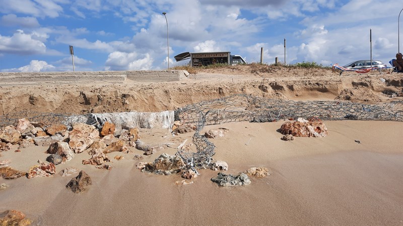 "Cemento e trappole d'acciaio sotto la sabbia della spiaggia del Chidro"