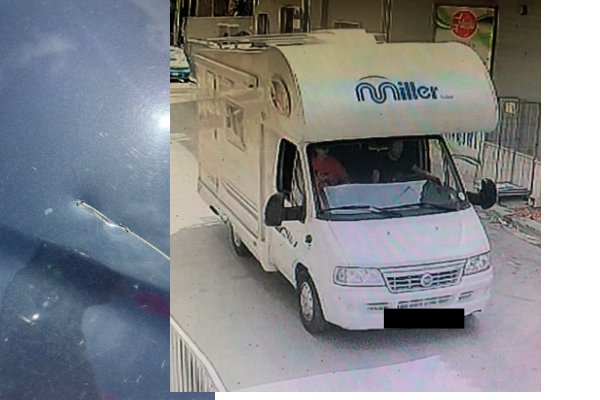 Camper danneggia un'auto in sosta: il proprietario pubblica le foto e lancia un appello al camperista