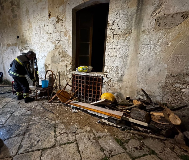 Fiamme dalla cantina, paura nel cento storico di Manduria