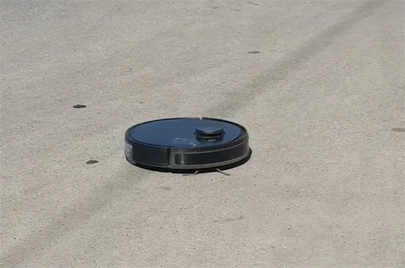 Sorpresa, robot aspirapolvere spazza le strade cittadine di Manduria IL VIDEO