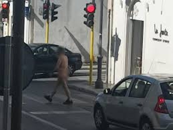 Uomo n*do per le strade di Martina Franca - IL VIDEO