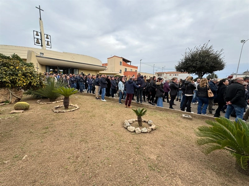 Lavocedimanduria.it - Manduria: La Lunga Fila Ai Funerali Di Luigi ...