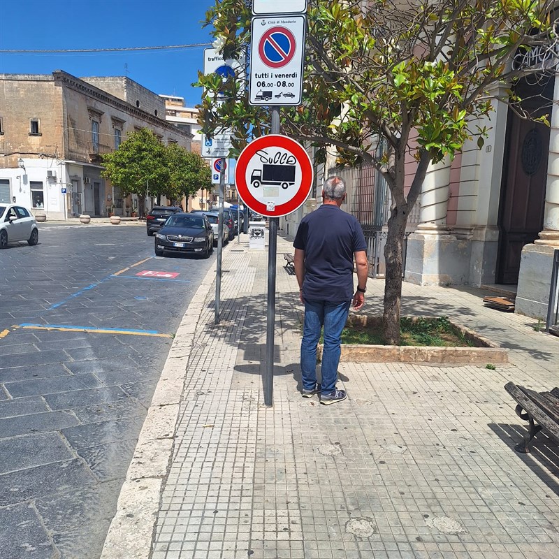 Segnale basso e pericoloso in pieno centro