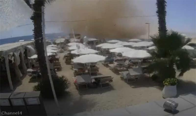 Violento vortice spazza ombrelloni e sdraio su una spiaggia del Salento