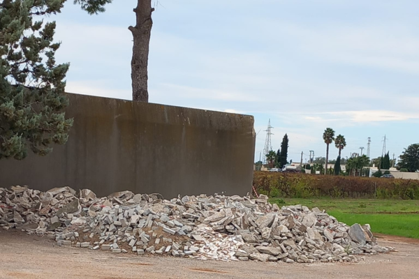 Discarica sul piazzale del cimitero