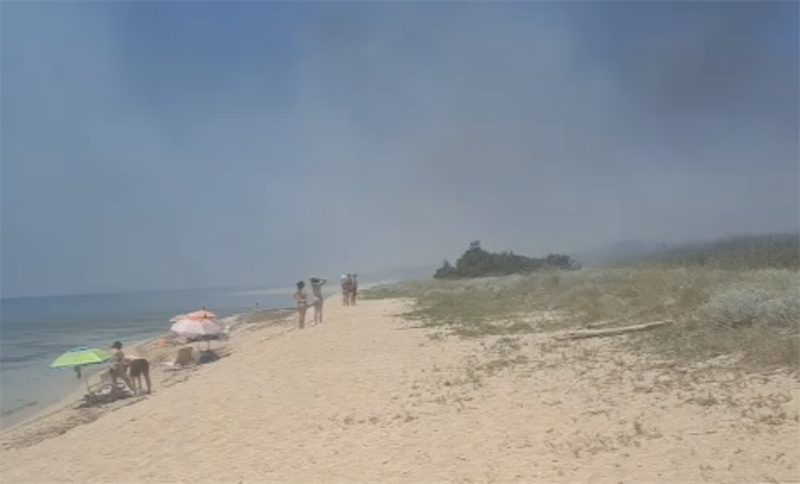 Fiamme intorno alla torre di Borraco si avvicinano al canneto del fiume IL VIDEO