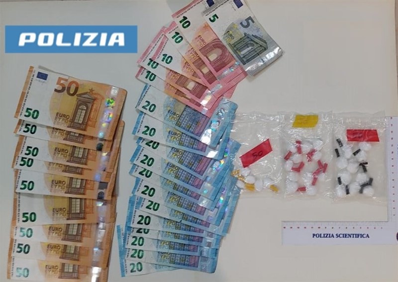 Cocaina negli indumenti di lei e i soldi al compagno, arrestata coppia a Martina Franca