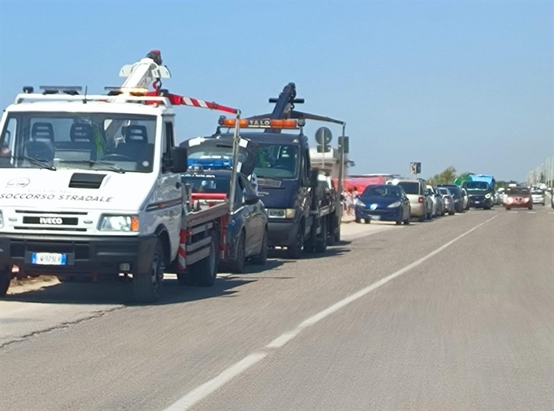 Carro attrezzi in azione sulla litoranea manduriana