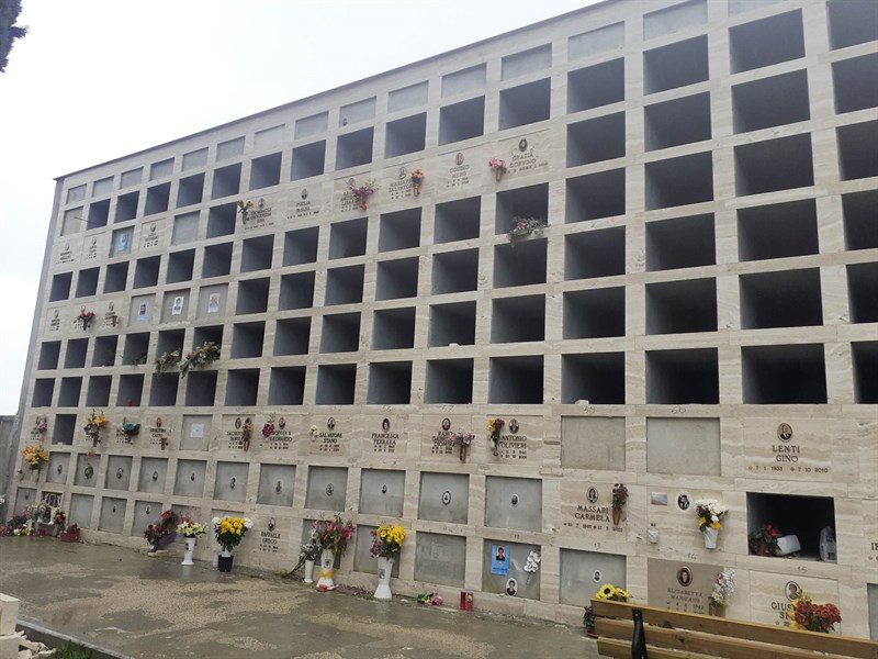 Shock al cimitero di Manduria: loculi stretti, bisogna assottigliare la bara