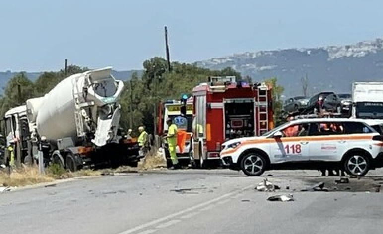 Scontro auto - betoniera, due morti sulla Massafra Taranto