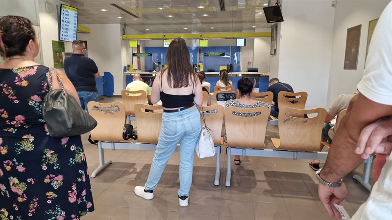 Manduria, i francobolli sono una rarità: file interminabili alle Poste per spedire una semplice lettera
