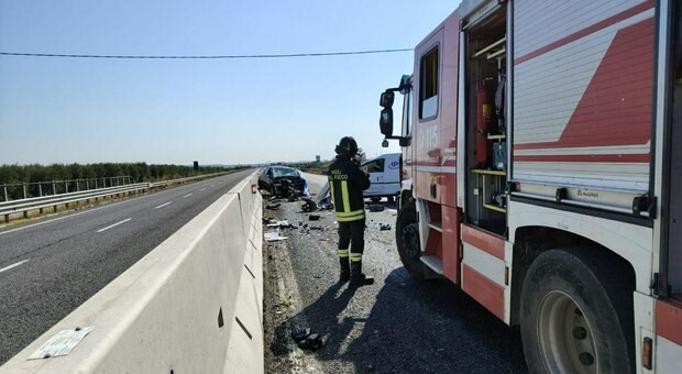 Contromano sulla superstrada, scontro frontale con un morto e un ferito grave