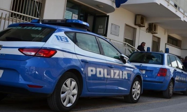 Furto al supermercato: il borseggiatore vestito di rosso ripreso dalle telecamere