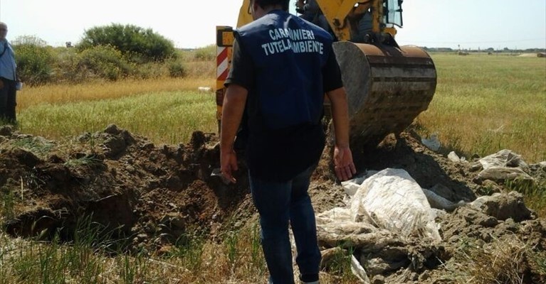 Rifiuti tombati nelle campagne, retata dei carabinieri del Nucleo ecologico