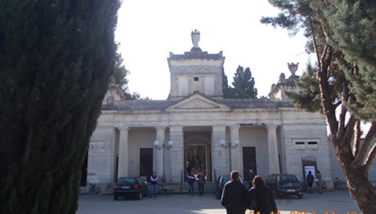 Dopo il divieto ai cortei, "orari d'ufficio" per il cimitero e mini manifesti funebri 