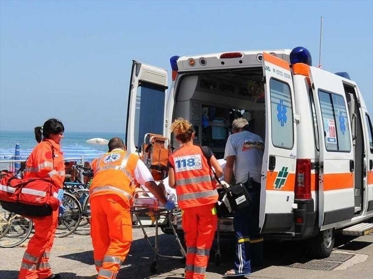 Brutta caduta dal gonfiabile in mare, ragazza finisce in ospedale