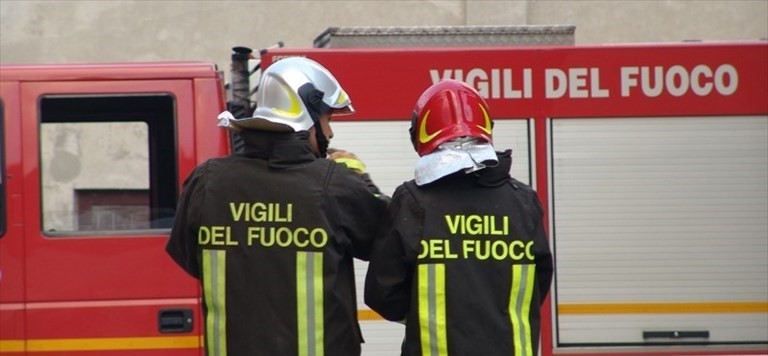 Fiammata dalla stufa a gas provoca lievi ustioni al volto di una donna 