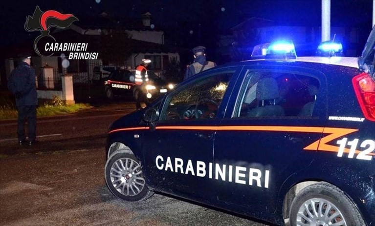 Colpi di pistola contro un'auto in sosta, indagini in corso