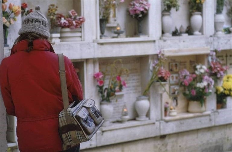 Lavori edili sospesi nel cimitero e obbligo di pulizia per le imprese 